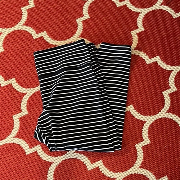 ATHLETA black and white stripe cropped leggings slimming size 1 X - Picture 2 of 9